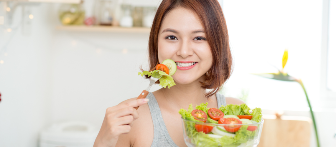 woman eating a healthy meal to reduce insulin resistance